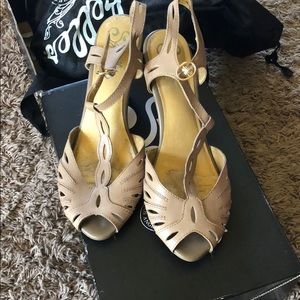 Nude T-Strap peep toe